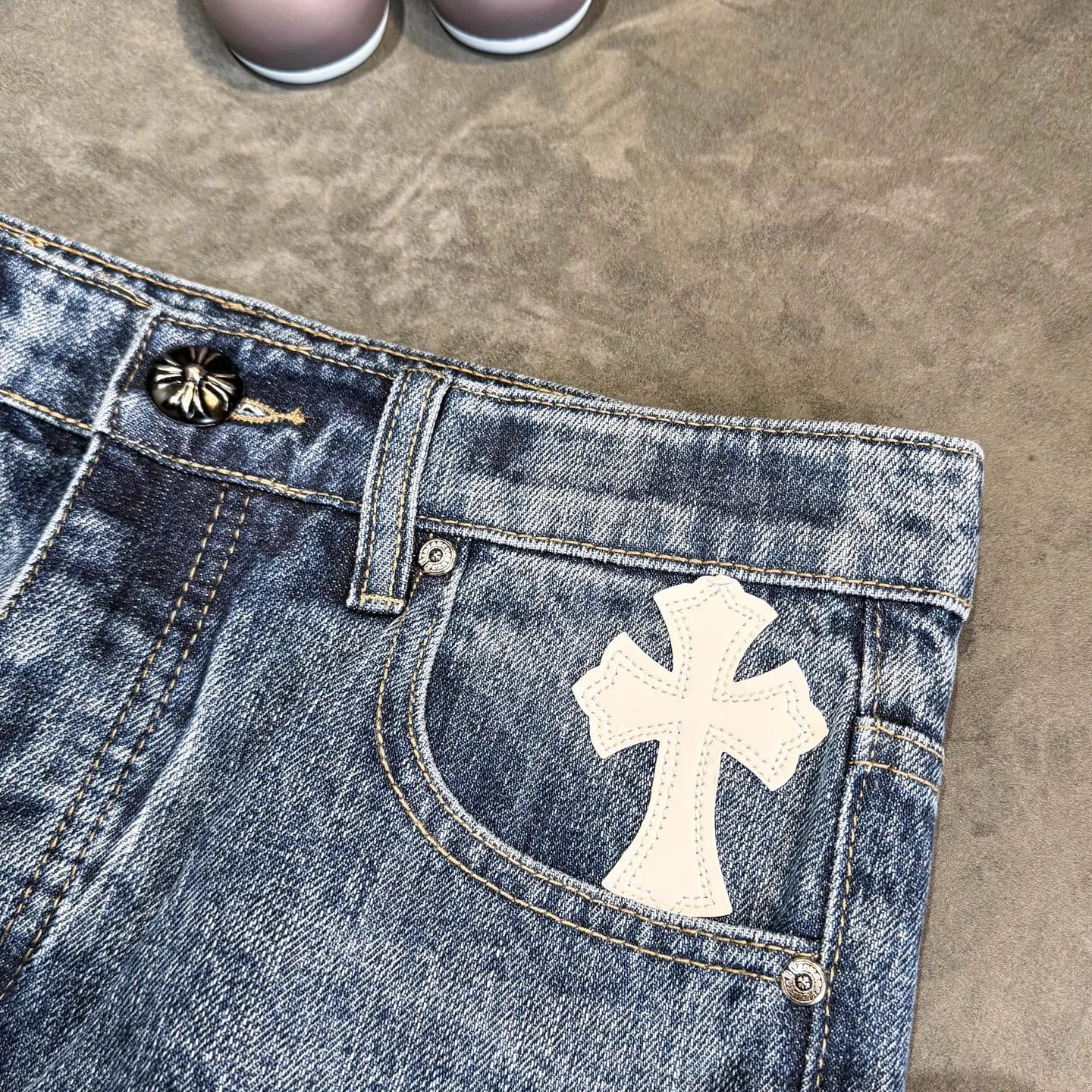 P270 ChromeHearts Chrome washed blue black and white leather straight pants, ceiling-level jeans, a pair is hard to find at the counter‼ ️About Zangyin✅This is an extremely luxurious fashion brand that can also be called the aristocracy of the high street. It has always been an exclusive brand for some hipsters or rich second generations. The color of this model is already very eye-catching by using a unique washed material. It is decorated with pink patch cross flowers, which cleverly highlights the charm of the brand. Secondly, this model adopts a classic high-waist cut design, which highlights the long legs and fashionable temperament of the upper body. The brand is highly recognizable and the slim-fitting configuration is more suitable for daily wear. The personality will be fashionable and the specifications can be seen at a glance. Materials and technology ✅ Needless to say, this point goes without saying. As an excellent craftsman brand, Zangyin's requirements for details and craftsmanship are really perfect. The washed color of this model has gone through a lot of processes, not to mention the embellishment of the denim appliqués. It is also purely handmade and sewn. Just like what they believe in, only handmade things have soul and have the meaning of wearing. A top-notch heavy-duty fashionable denim item, recommended by both hands‼ ️ Size: 28, 30, 32, 34, 36 (S-XXL) Color: blue Size reference: Pants length 100 102 104 106 106 Waist 72 76 80 84 88 Recommended weight S (about 110 pounds) M (about 120 pounds) L (about 140 pounds) XL (about 165) XXL (about 185)